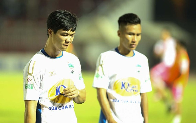 Công Phượng đá như 'gà mắc tóc' trong ngày HAGL ăn may trước SLNA Ảnh 2