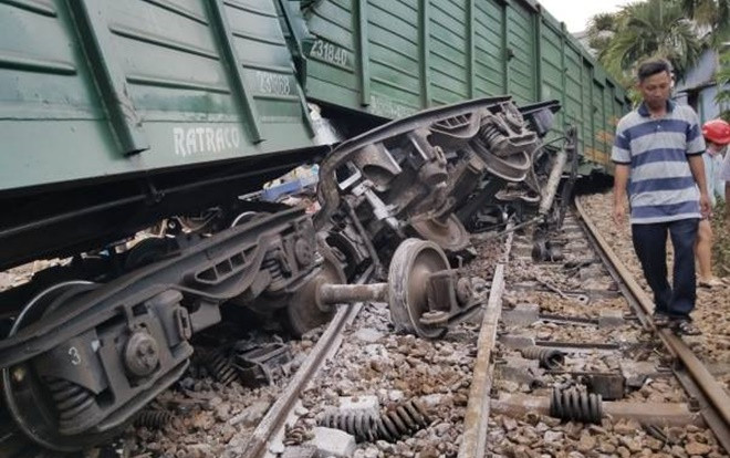 Hai tàu hàng tông nhau trong sân ga, tuyến đường sắt Bắc - Nam tê liệt Ảnh 2