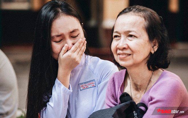 Câu chuyện cảm động về người mẹ đến trễ, lặng lẽ ngồi khóc sau sân trường trong buổi lễ con gái chia tay cấp 3 Ảnh 2