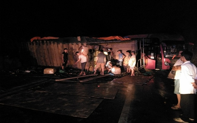 Ô tô khách chở 30 người đâm vào vách núi trong đêm Ảnh 2