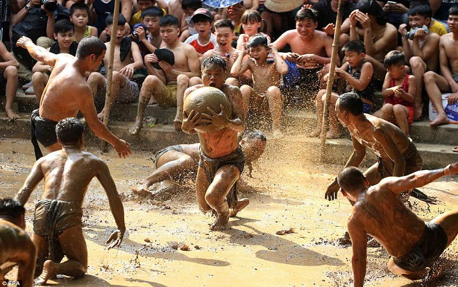 Hàng chục trai làng vật cầu bùn trong lễ hội nổi tiếng ở Bắc Giang lên báo Anh Ảnh 2