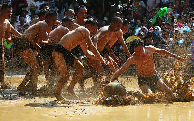 Trai làng cởi trần đóng khố vật cầu bùn Ảnh 2