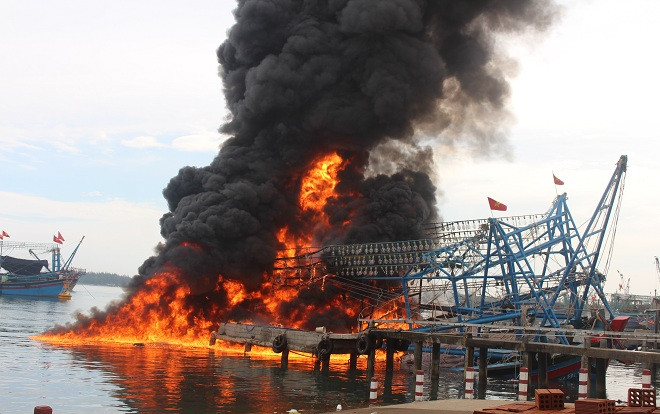 Tàu câu mực bốc cháy dữ dội, thiệt hại 10 tỉ đồng Ảnh 2