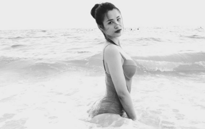 Ít khi đăng ảnh diện áo tắm nhưng mỗi lần khoe, Đông Nhi lại khiến fan 'mất máu' Ảnh 2