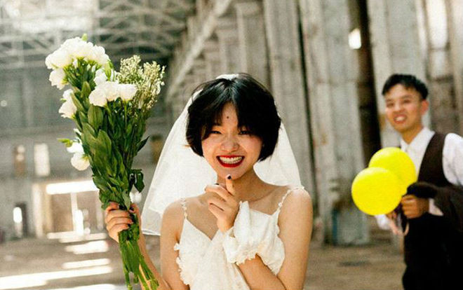 'Hãy yêu và cưới một chàng trai khiến bạn cười như thế': Bộ ảnh cưới cô dâu cười tít mắt khiến MXH chao đảo Ảnh 2