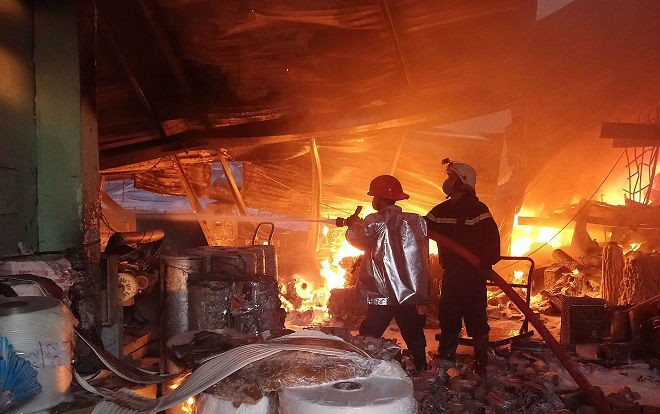 Cháy dữ dội tại 2 công ty lúc rạng sáng, 1.700m2 diện tích bị lửa thiêu rụi Ảnh 2