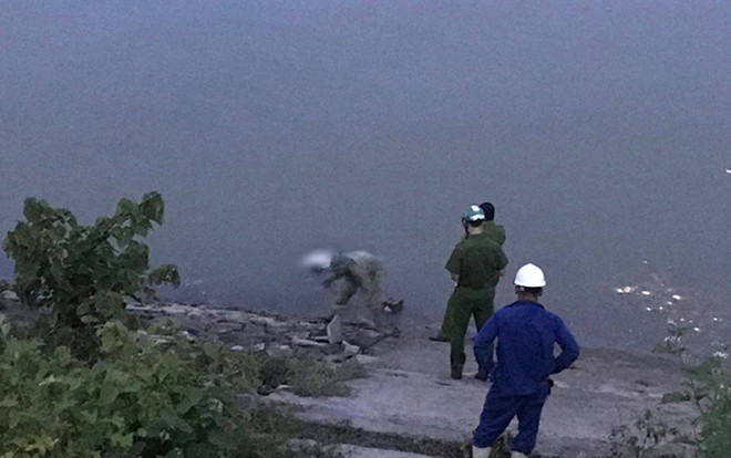 Khám nghiệm tử thi xác định nguyên nhân tử vong của người đàn ông trôi sông Ảnh 2