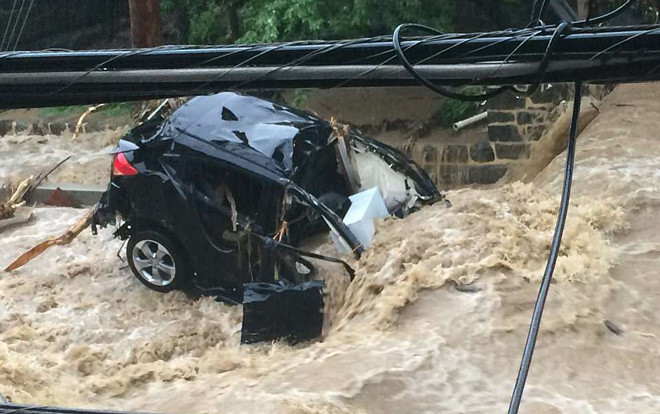 Lũ quét cuốn phăng ô tô, nhấn chìm thành phố ở Mỹ trong biển nước Ảnh 2