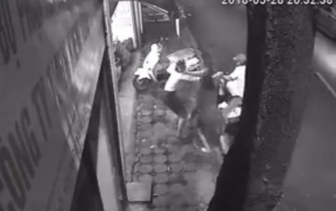 5 người phụ nữ dũng cảm lao ra chống trả tên trộm, giữ lại chiếc xe SH Ảnh 2