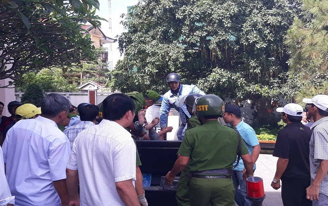 Nam thanh niên cởi trần xông vào công ty, kề dao khống chế nữ nhân viên Ảnh 2