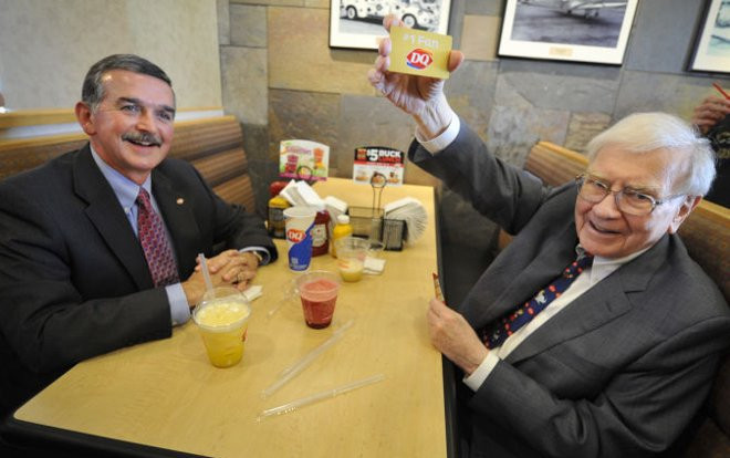 Bỏ hàng triệu USD để được ăn trưa cùng tỷ phú Warren Buffett, bữa ăn có món gì? Ảnh 2