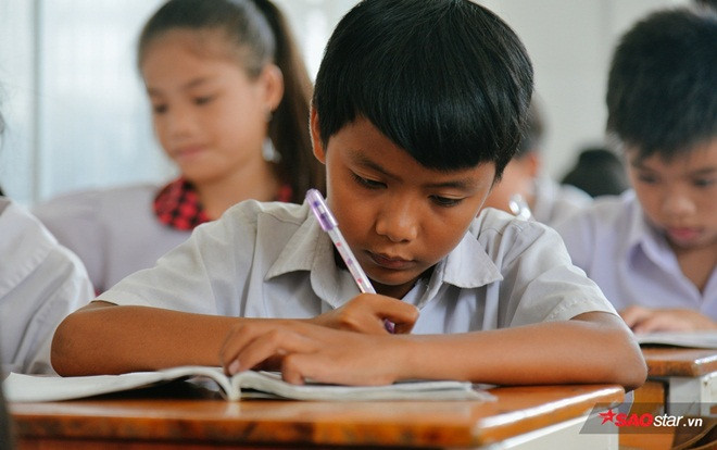 Những đứa trẻ chân đất ngày ngày theo học con chữ ở Sài Gòn Ảnh 2