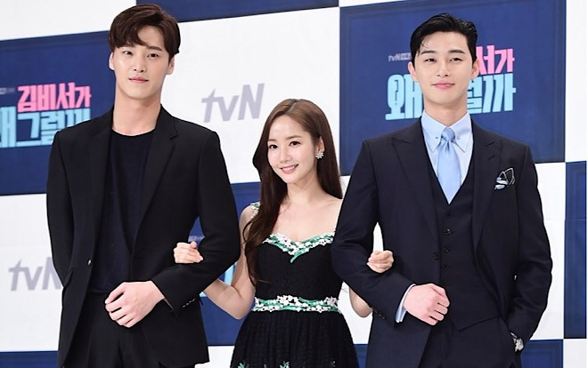Park Min Young ‘tình tứ’ bên trai trẻ Park Seo Joon và Lee Tae Hwan tại họp báo ‘Thư ký Kim' Ảnh 2