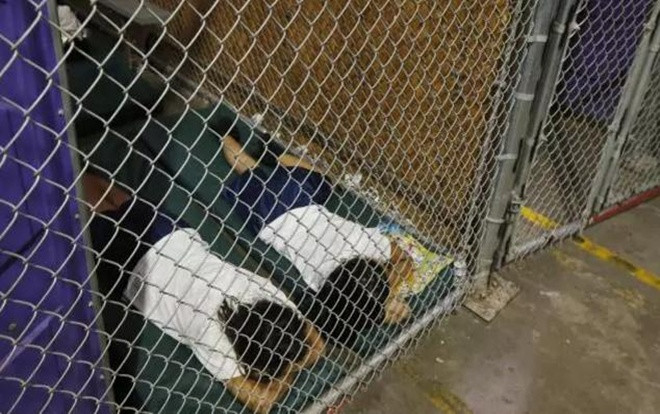 Sự thật sau những bức ảnh trẻ nhập cư bị nhốt trong lồng sắt ở Mỹ đang gây bão mạng Ảnh 2