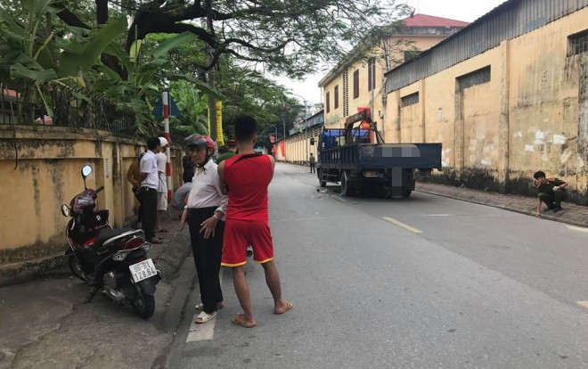 Xe tải cuốn xe máy chở cả gia đình vào gầm, người phụ nữ mang thai sinh con tại hiện trường rồi tử vong Ảnh 2