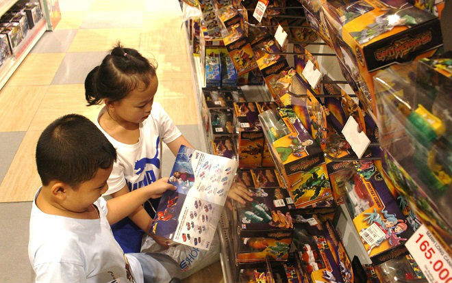 Phụ huynh 'săn lùng' đồ chơi bạc triệu cho trẻ ngày Quốc tế Thiếu nhi Ảnh 2