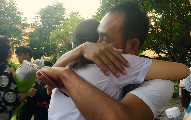 Lễ trưởng thành đầy nước mắt của học sinh khối 12 ngôi trường phổ thông lâu đời nhất Sài Gòn Ảnh 2