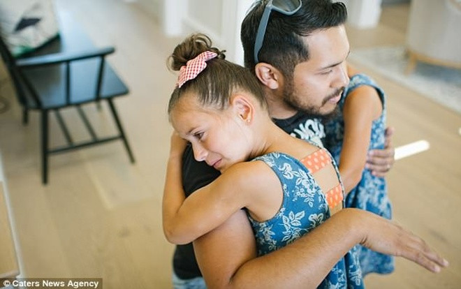 Xúc động khoảnh khắc cô bé 7 tuổi lần đầu gặp người lạ hiến tủy xương cứu sống mình Ảnh 2