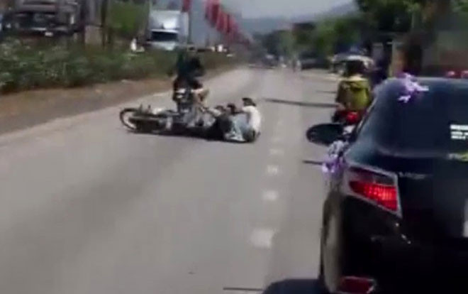 Công an xác minh nhóm thanh niên không đội mũ bảo hiểm, kẹp 3 lạng lách rồi ngã ngay trước đầu ô tô Ảnh 2