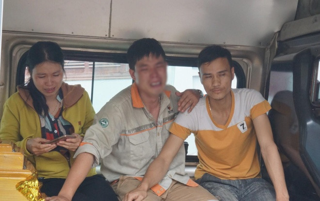 Chồng đau đớn ôm di ảnh cùng người thân đưa thi thể 3 mẹ con sản phụ bị xe tải cuốn tử vong về quê nhà Ảnh 2