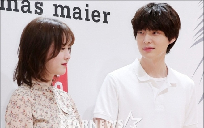 Lâu lắm mới xuất hiện cùng nhau, Ahn Jae Hyun mải đắm chìm vào nhan sắc của 'nàng cỏ' Goo Hye Sun Ảnh 2