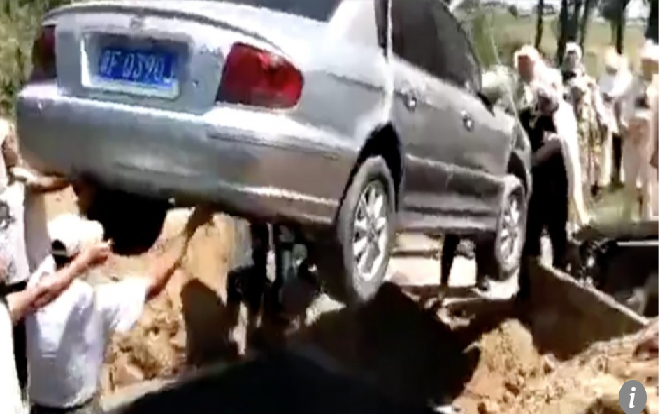 Lạ đời người đàn ông được chôn cất trong xe hơi thay vì quan tài Ảnh 2