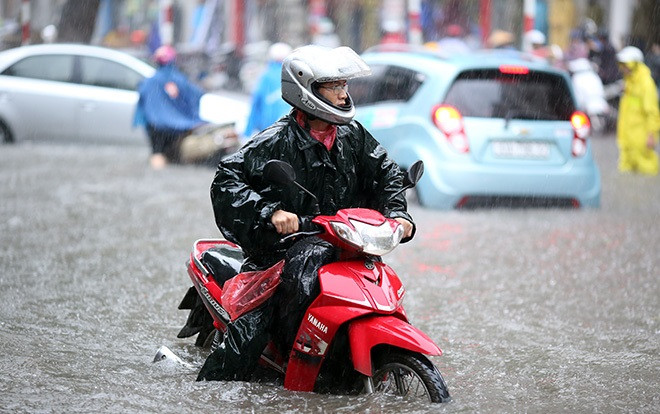 Cảnh báo áp thấp nhiệt đới trên Biển Đông, Nam Bộ mưa dông mạnh Ảnh 2