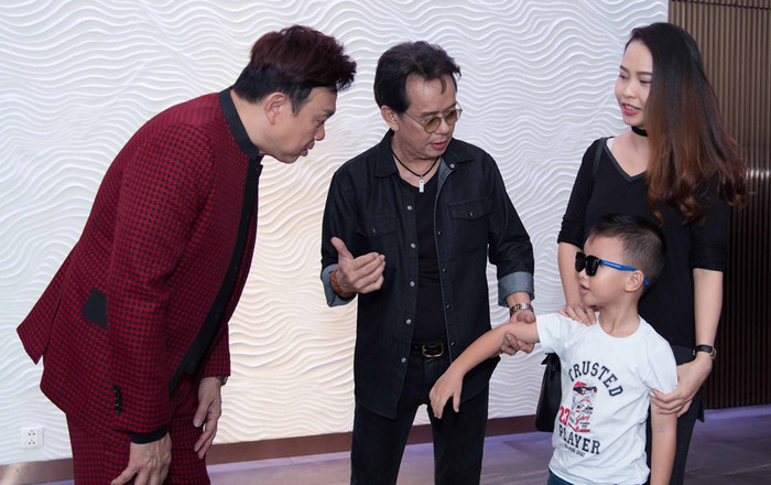 Nhạc sĩ Đức Huy 'khoe' vợ kém 44 tuổi và con trai Ảnh 2