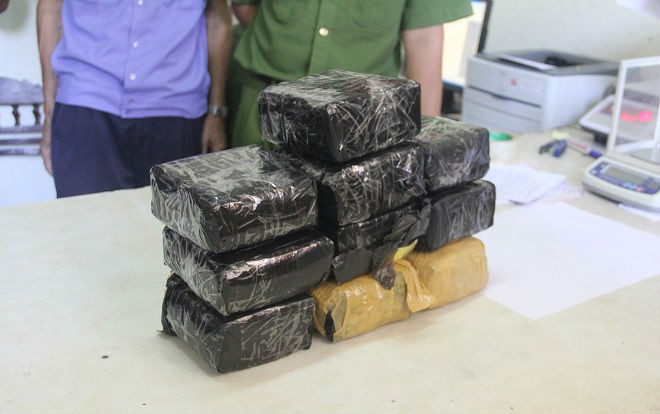 Công an bắn chỉ thiên khống chế đối tượng dùng ô tô vận chuyển 10kg ma túy Ảnh 2