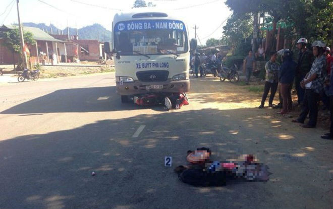 Xe máy 'đấu đầu' xe buýt: Vợ tử vong, chồng và 2 con bị thương nhập viện Ảnh 2