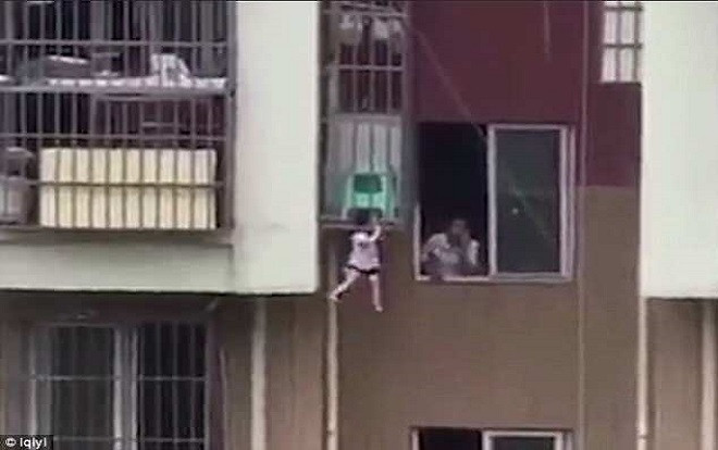 Bé 2 tuổi treo lơ lửng giữa khung sắt ở độ cao 9 m, hàng xóm 'làm ngơ' Ảnh 2