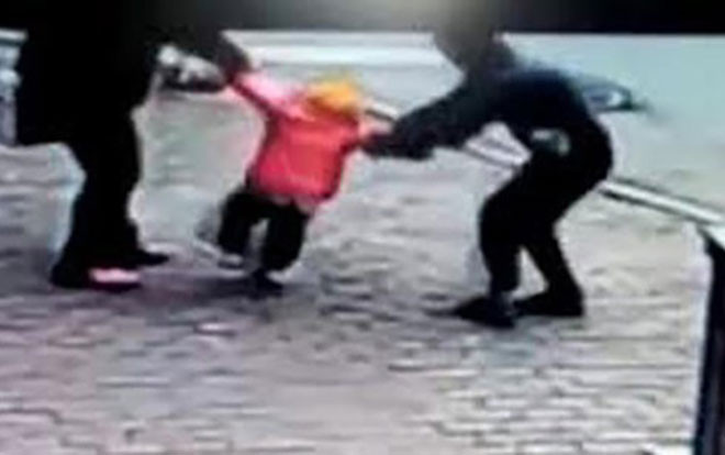 Dừng xe hỏi đường sau khi đi nhậu về, giám đốc doanh nghiệp bị dân đánh bầm dập Ảnh 2