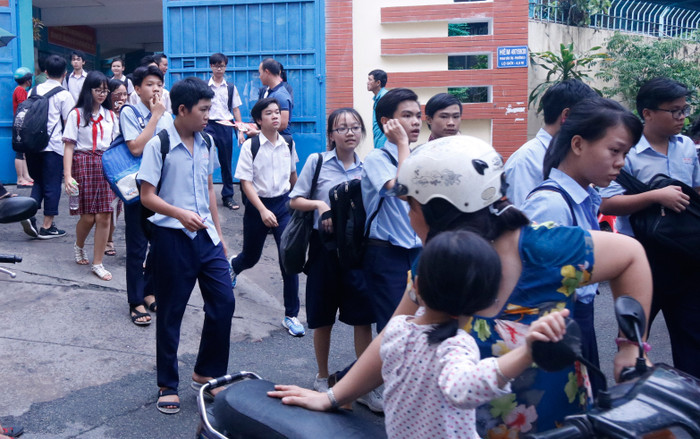 Kết thúc ngày đầu tiên kì thi tuyển sinh vào lớp 10, thí sinh hài lòng vì đề thi mới lạ nhưng vừa sức Ảnh 2