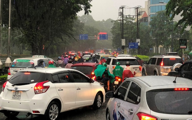 Đường biến thành sông sau mưa lớn, cửa ngõ sân bay Tân Sơn Nhất tê liệt Ảnh 2