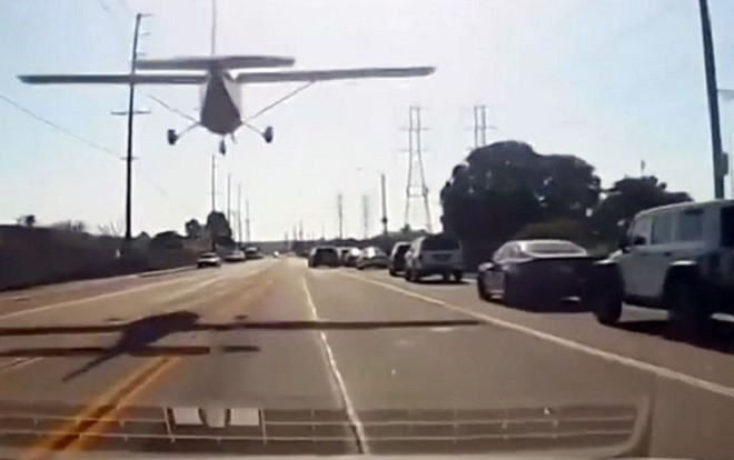 Máy bay hạ cánh ngoạn mục giữa đường đông đúc ở Mỹ Ảnh 2