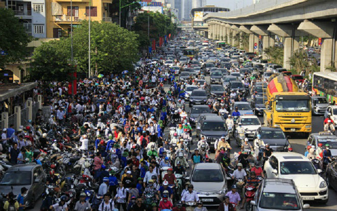 Đường Hà Nội ùn ứ vì phụ huynh đứng đợi con thi Ảnh 2