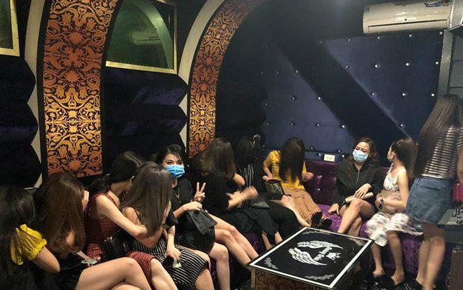 Tiếp viên nữ 'trêu ngươi' đoàn liên ngành khi bị kiểm tra Ảnh 2