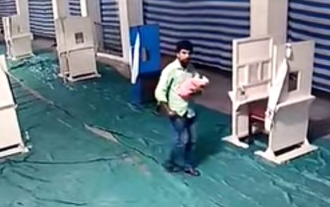 Ông bố bị bắt quả tang bỏ rơi đứa con mới chào đời trong nhà thờ Ảnh 2