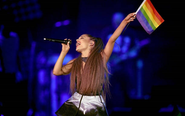 Ariana Grande vẫy cờ lục sắc, bất ngờ nhá hàng 'siêu phẩm' hợp tác cùng Nicki Minaj Ảnh 2