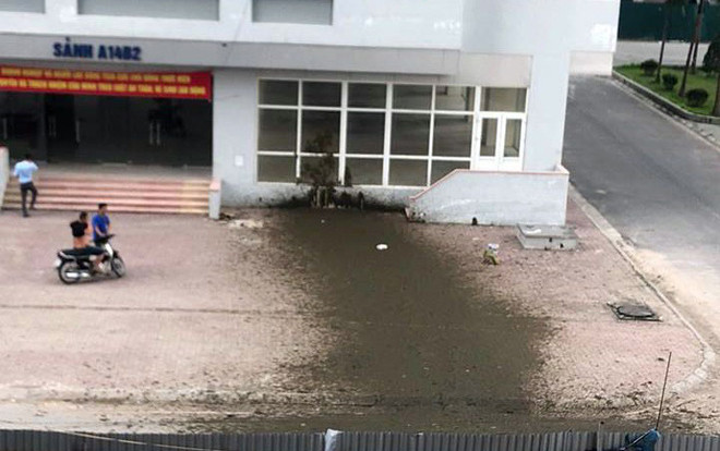 Xe bồn bất ngờ phát nổ, chất thải bắn tung tóe trước sảnh chung cư Ảnh 2