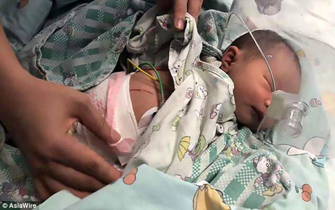 Bé sơ sinh sống sót thần kỳ sau khi nghi bị ném qua bức tường cao gần 2 m Ảnh 2