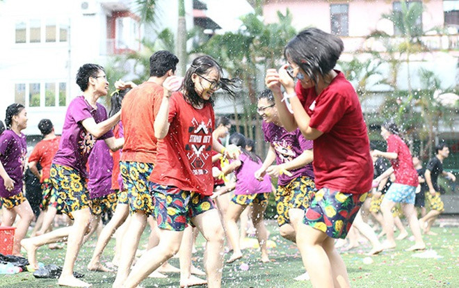 Teen cuối cấp Yên Hòa phấn khích trong trận chiến bóng nước Ảnh 2