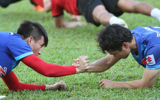 Đá bóng cho ai? Ảnh 2