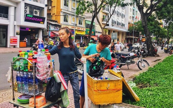 Nụ cười lạc quan của hai cô gái câm điếc mưu sinh trên đường phố Sài Gòn Ảnh 2