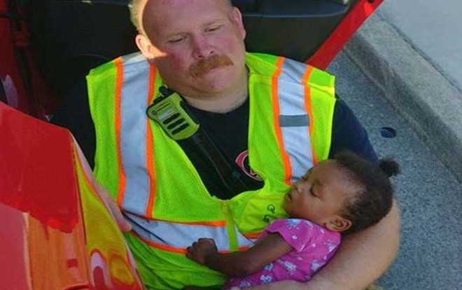 Bức ảnh lính cứu hỏa vỗ về bé gái 4 tháng tuổi sau tai nạn khiến hàng triệu người xúc động Ảnh 2