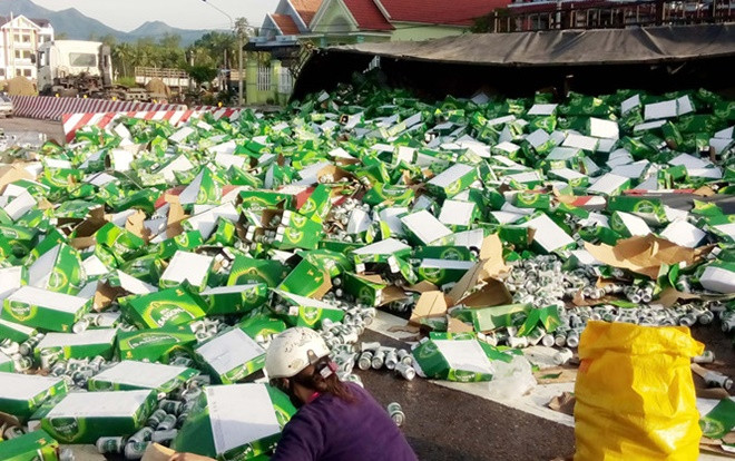 Xe lật, 3.700 thùng bia tràn giữa đường Ảnh 2