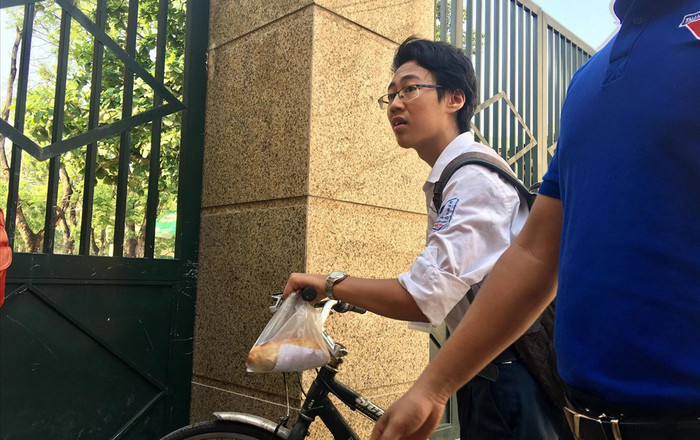 Tuyển sinh lớp 10: Xót lòng nam sinh cầm bánh mì chưa kịp ăn, hớt hải vào phòng thi giờ chót Ảnh 2