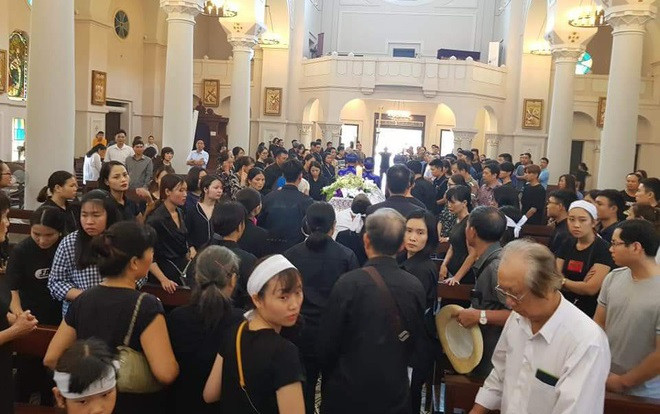 Người thân, bạn bè đau xót tiễn đưa nữ sinh ĐH Sân khấu Điện ảnh về nơi an nghỉ cuối cùng Ảnh 2