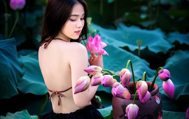 Hotgirl lọt top 3 người đẹp nhất THPT Nguyễn Bỉnh Khiêm khoe lưng trần nóng bỏng bên hoa sen Ảnh 2