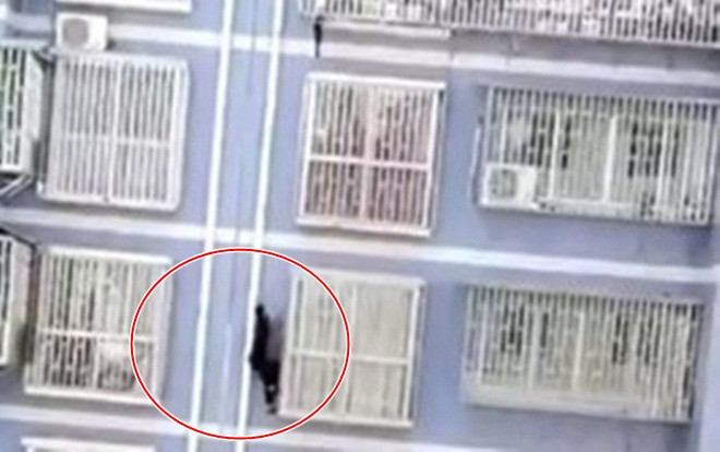 'Người nhện' tay không trèo tầng 5 giải cứu bé 2 tuổi Ảnh 2